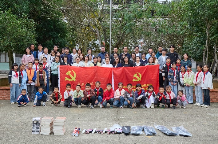 扶助国家教育之根  筑牢民族复兴之基——湖北科技学院外国语学院与基础医学院师生共赴通山县冷水坪乡联合开展党建团建实践活动