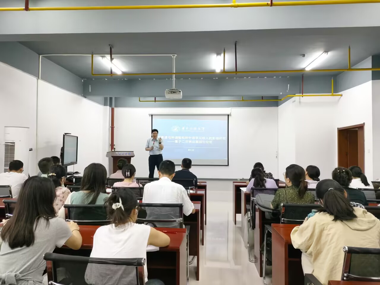 彭仁忠教授应邀来外国语学院作学术报告