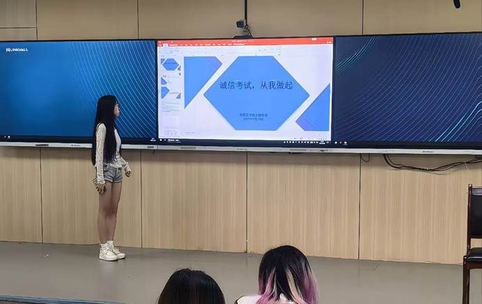 外国语学院开展“诚信考试，从我做起”主题班会